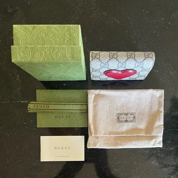 GUCCI GG Supreme Heart Motif Compact Bifold Wallet (Coated Canvas) - Picture 2 of 15